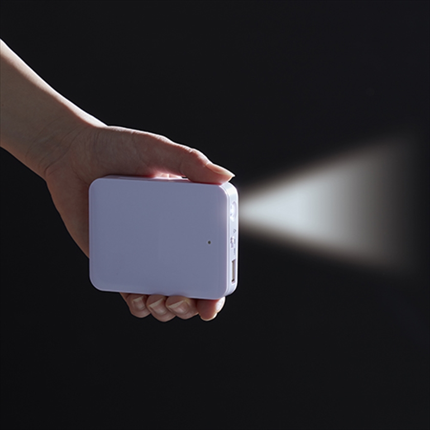 乾電池式モバイルバッテリー（ライト付）